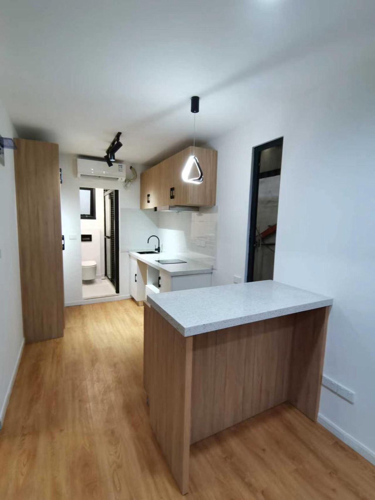 Magic Iron fitted kitchen with island counter