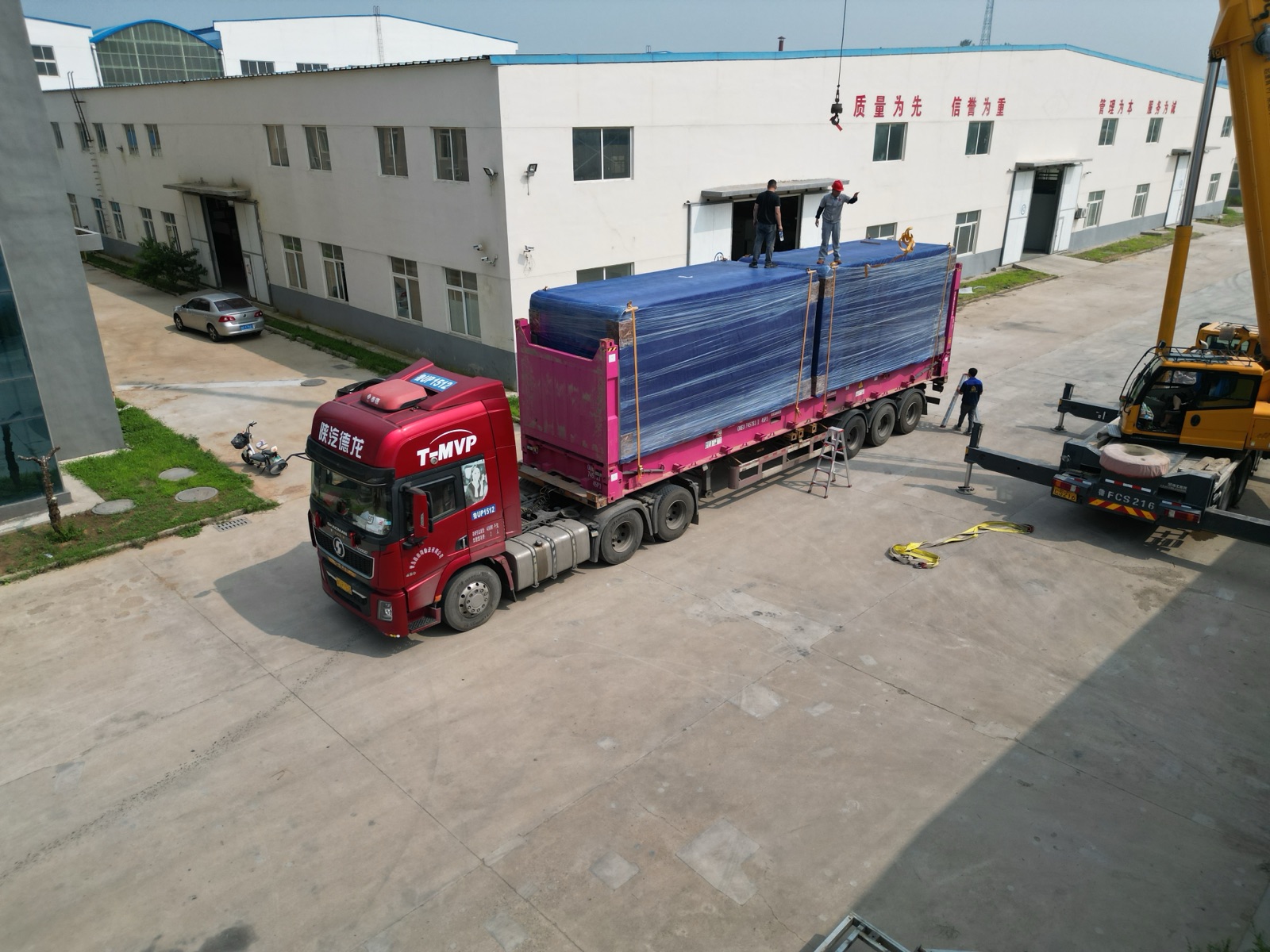shipping-tiny-house-crane-loading